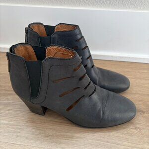 ** Aquatalia cutout booties Gray Heeled back zip 7.5
